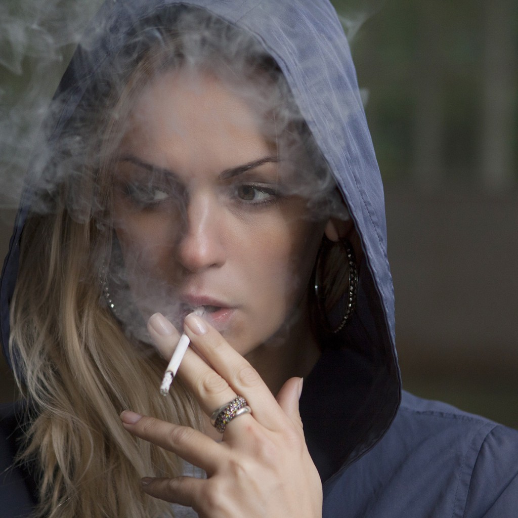 Mujer fumando. Tabaquismo.
